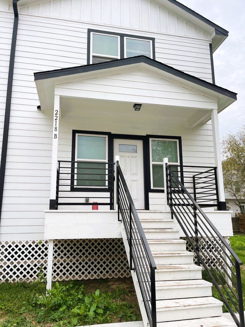 Houston Apartment: 2218 Bringhurst St