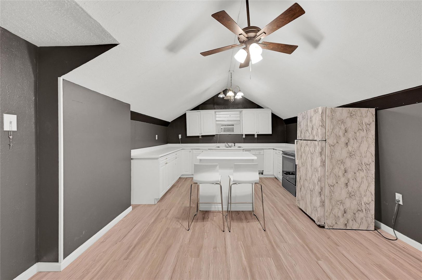 Angleton Apartment: 310 N Rock Island St