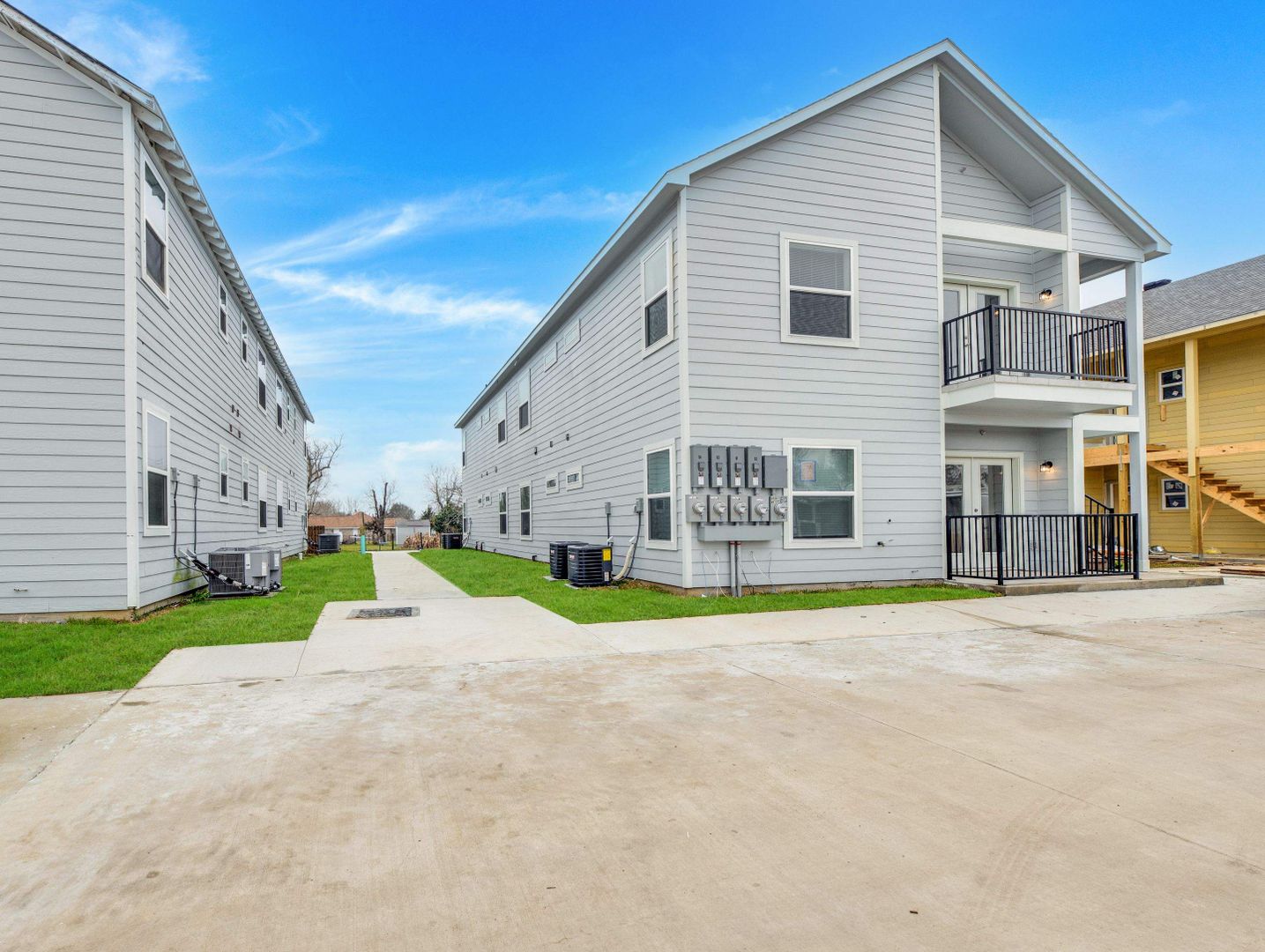 Sealy Apartment: 430 Schmidt