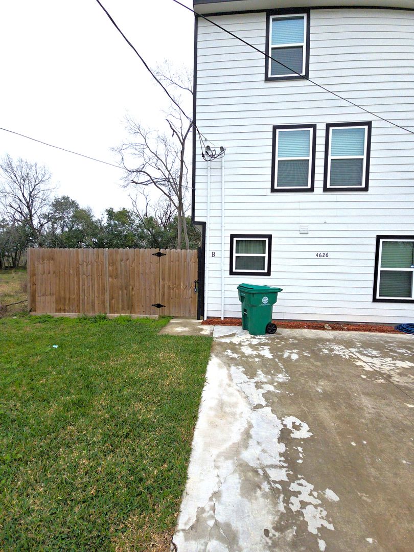 Houston House: 4626 Shreveport Blvd - Unit B