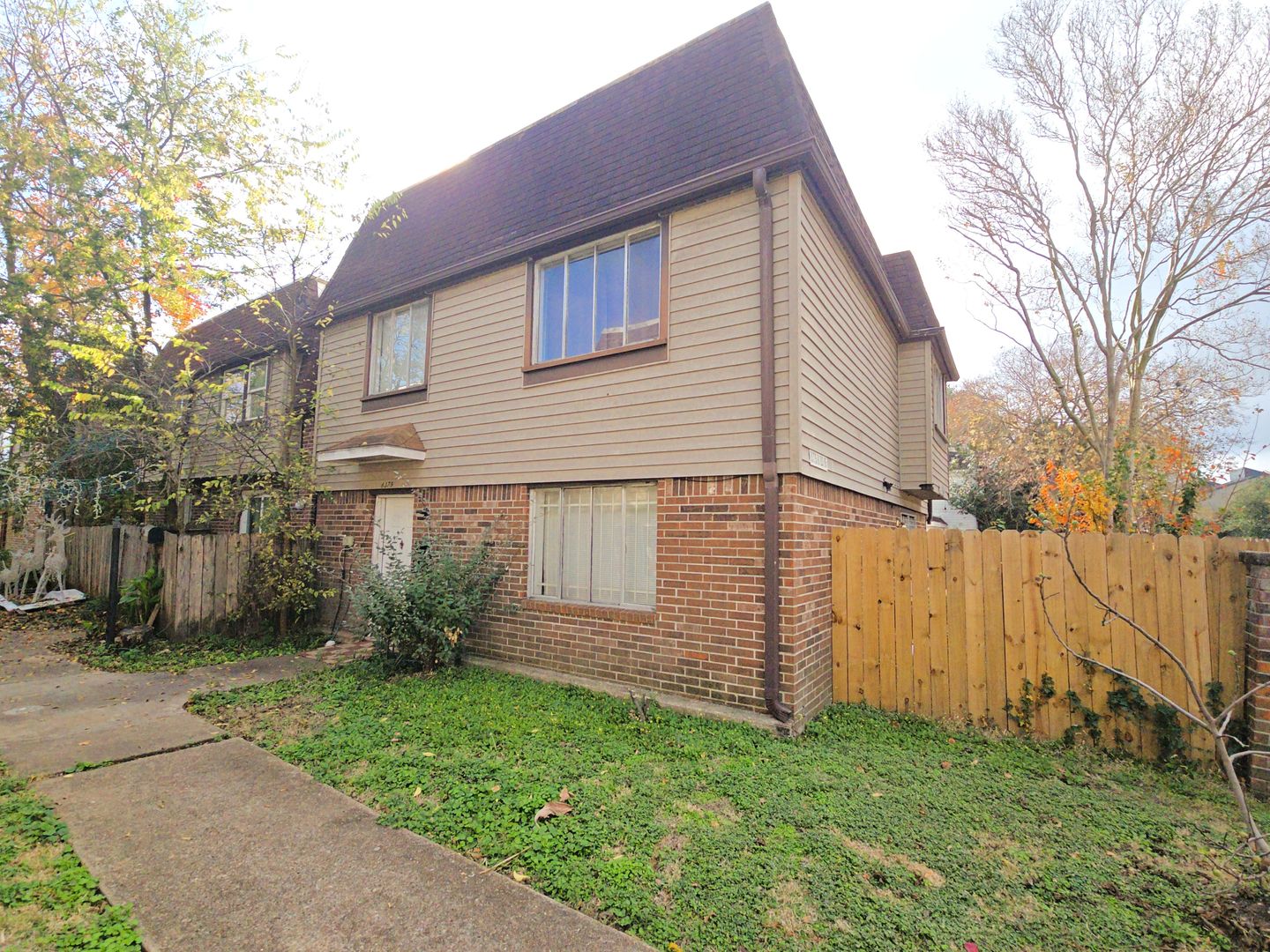 Houston House: 8379 La Roche Ln