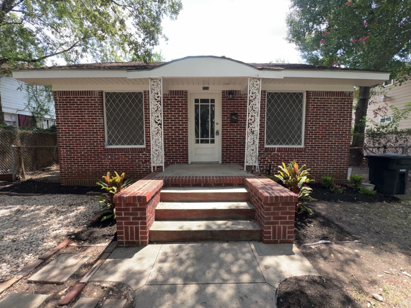 Houston House: 108 Bedford St