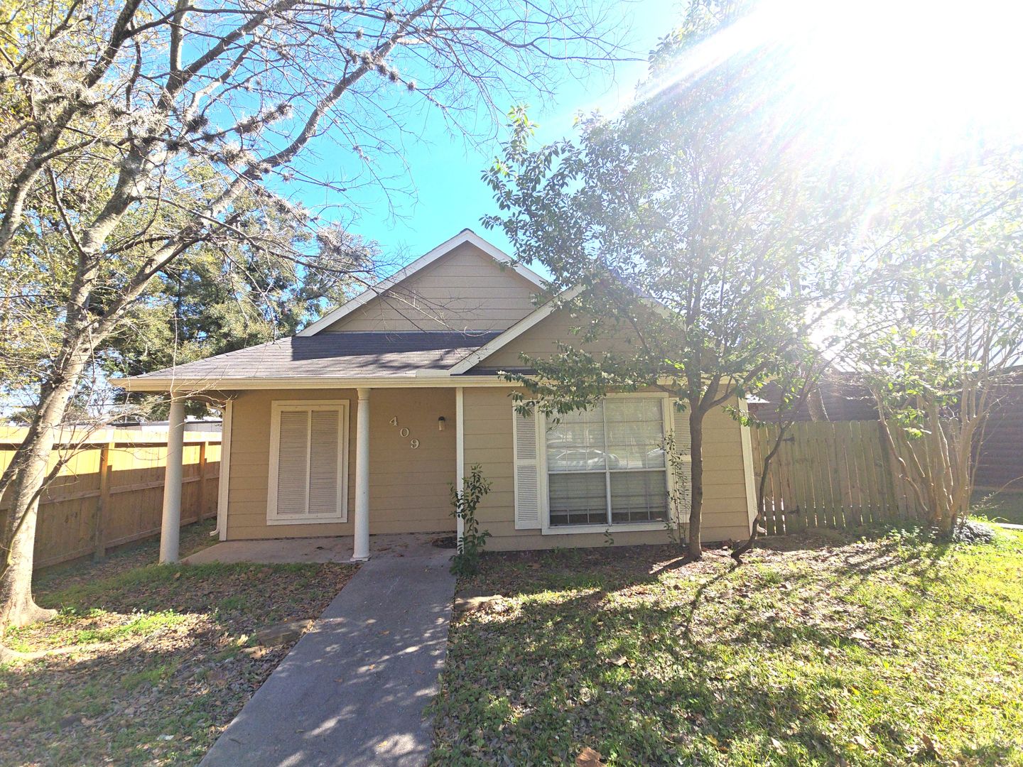 Tomball Apartment: 409 Commerce St