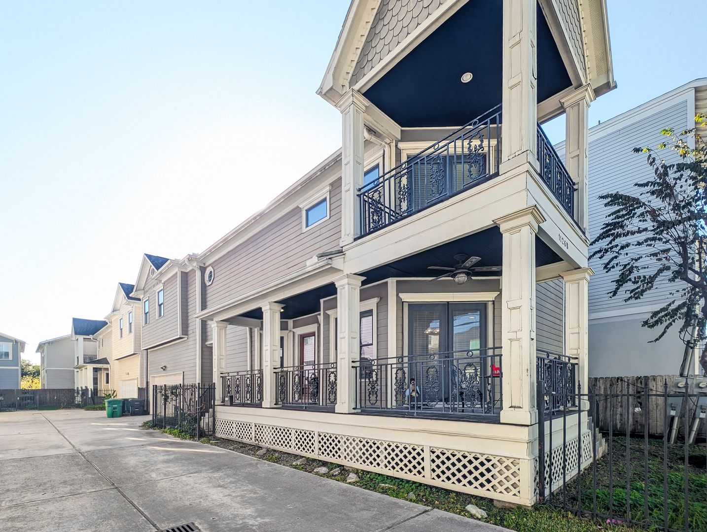 Houston House: 1126 W 17th St Unit B