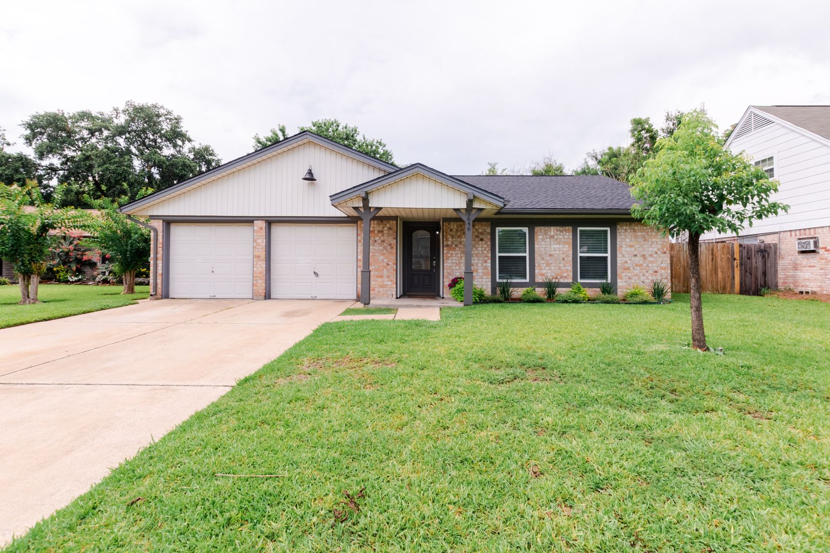 Houston House: 9646 Springview Ln