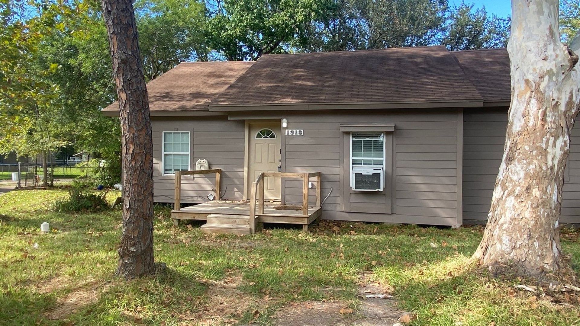 La Marque House: 1918 Oleander Drive