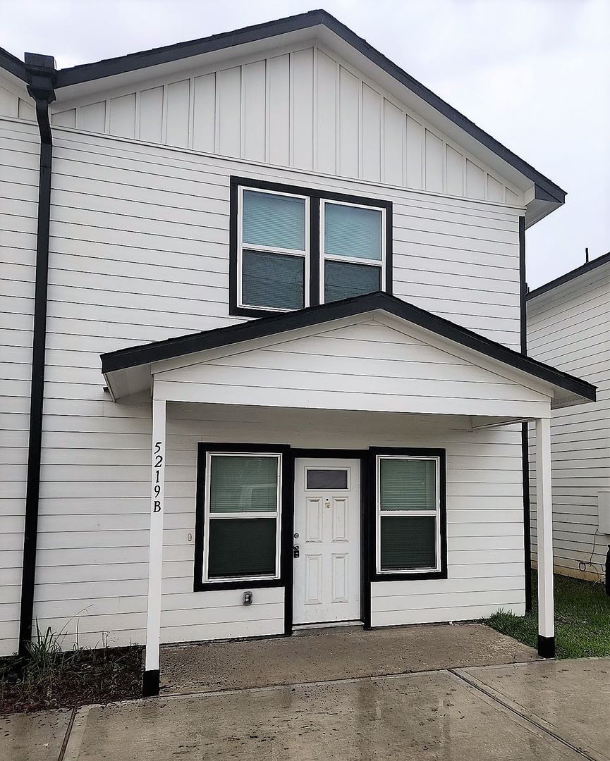 Houston Apartment: 5219 E Houston Rd