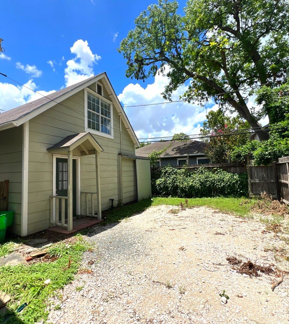 Houston Apartment: 627 E. 14th St - Unit C