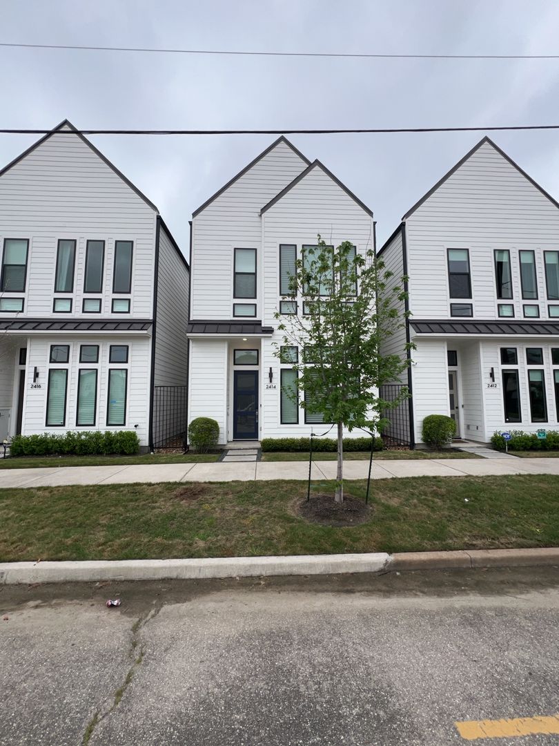 Houston House: 2414 Gray St