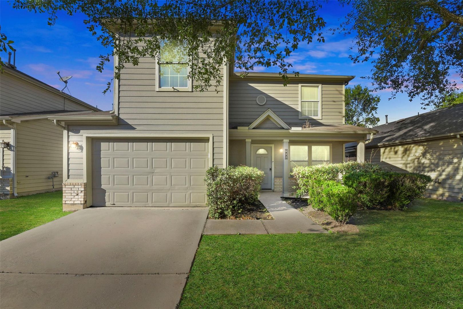 Houston House: 822 Grand Plains Dr