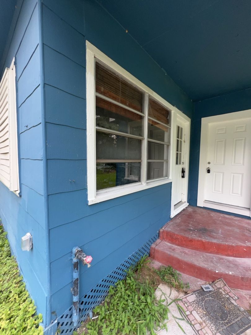 Angleton Apartment: 310 N Rock Island St