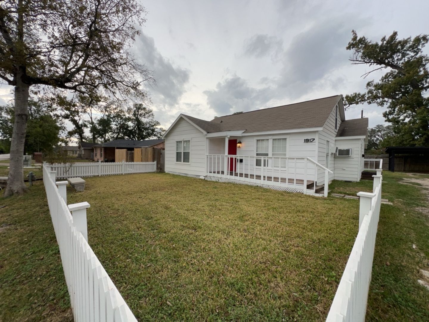 Houston Apartment: 1917 Thonig Rd