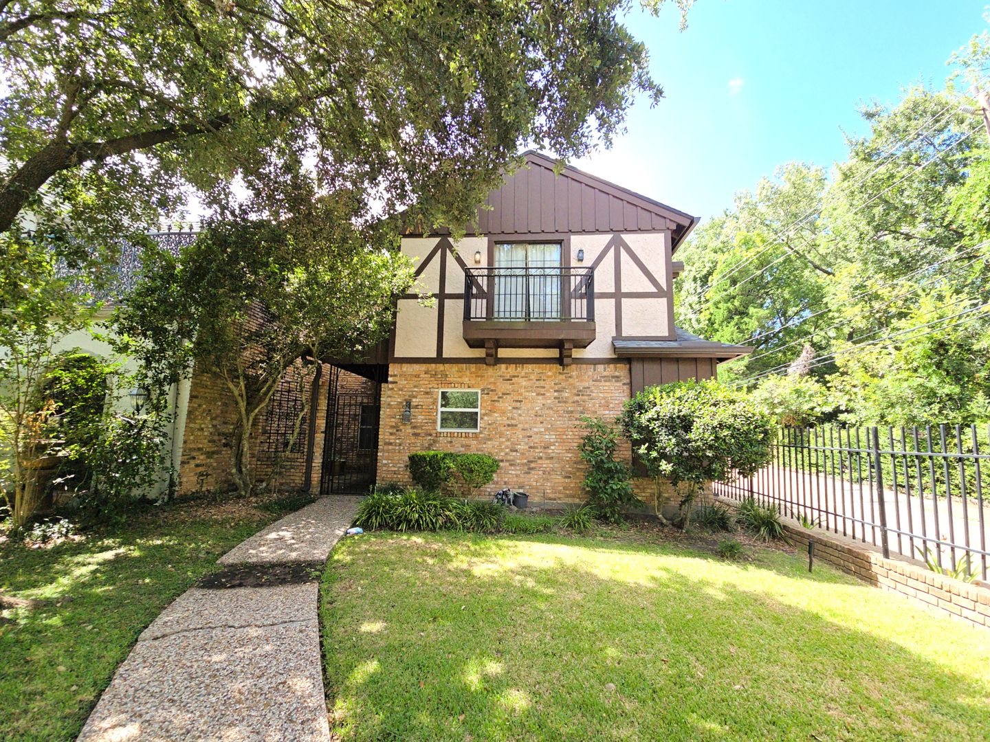 Houston House: 9731 Briar Forest Dr