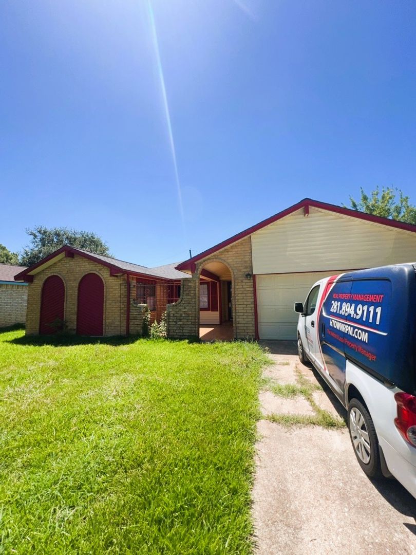Houston House: 14834 Keelby Dr