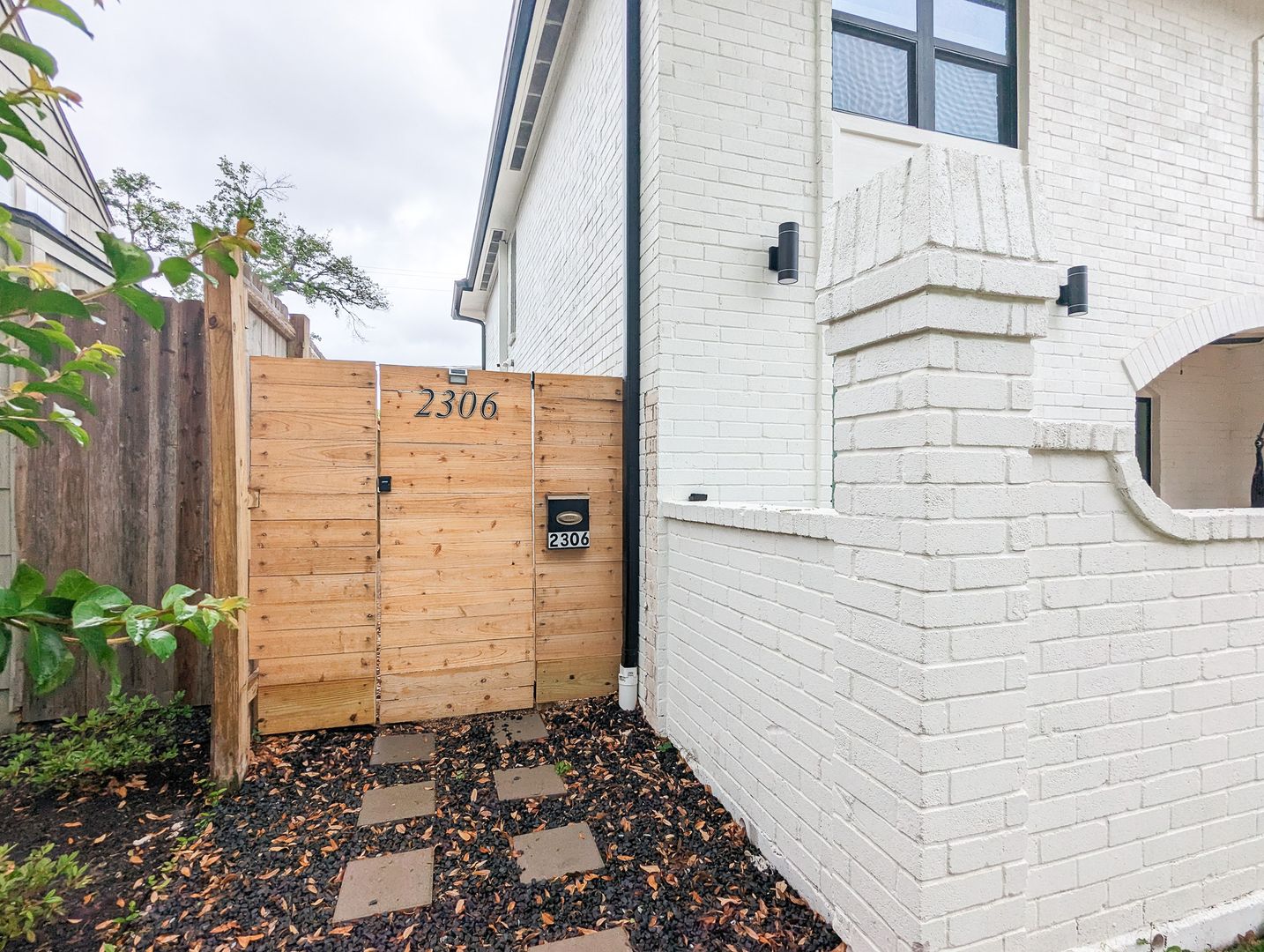 Houston Apartment: 2306 Addison Rd