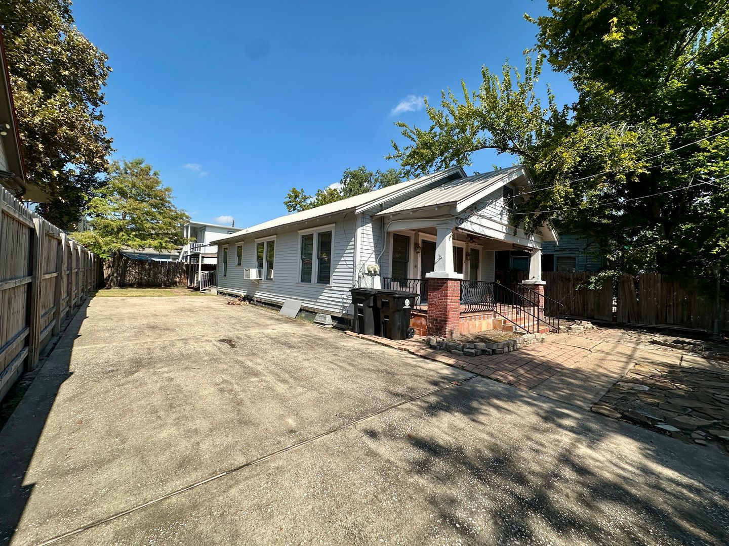 Houston House: 405 James St Unit 2