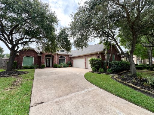 Spacious 3-Bedroom Home with Pool and Luxurious Upgrades Available for Lease – photo 1