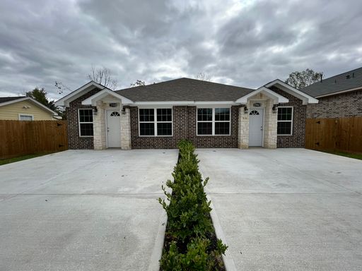 MOVE IN READY!! 3 BEDROOM, 2 BATH DUPLEX!! – photo 1