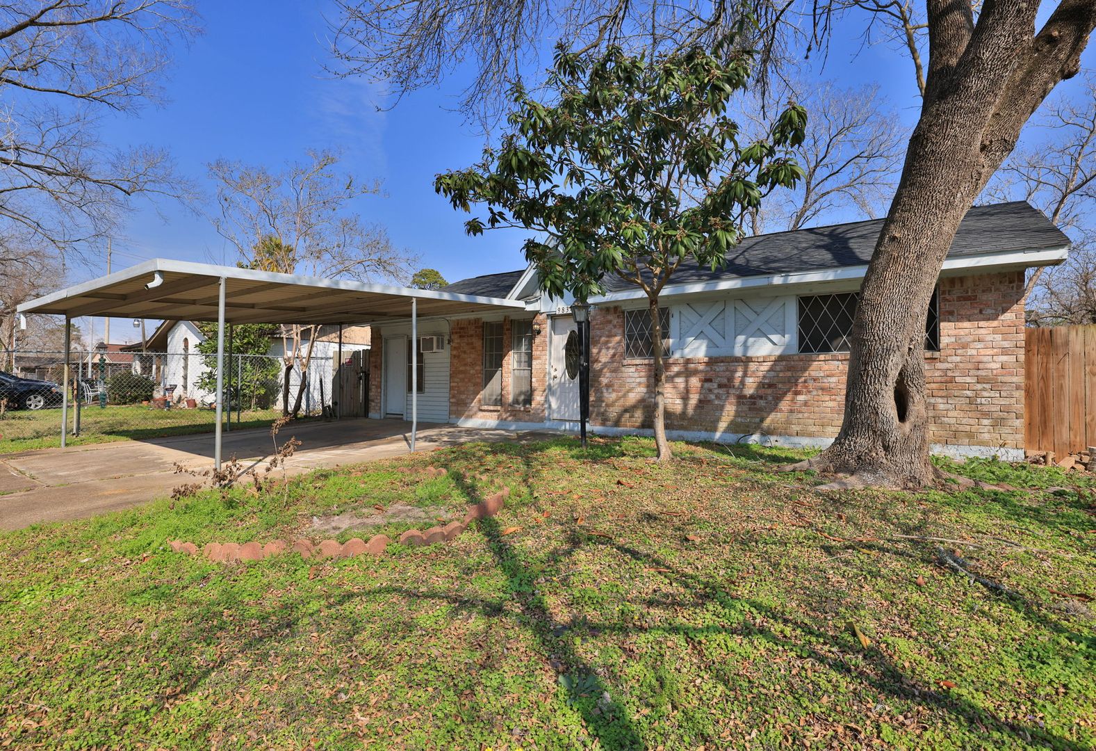 Houston House: 9834 Denning Dr
