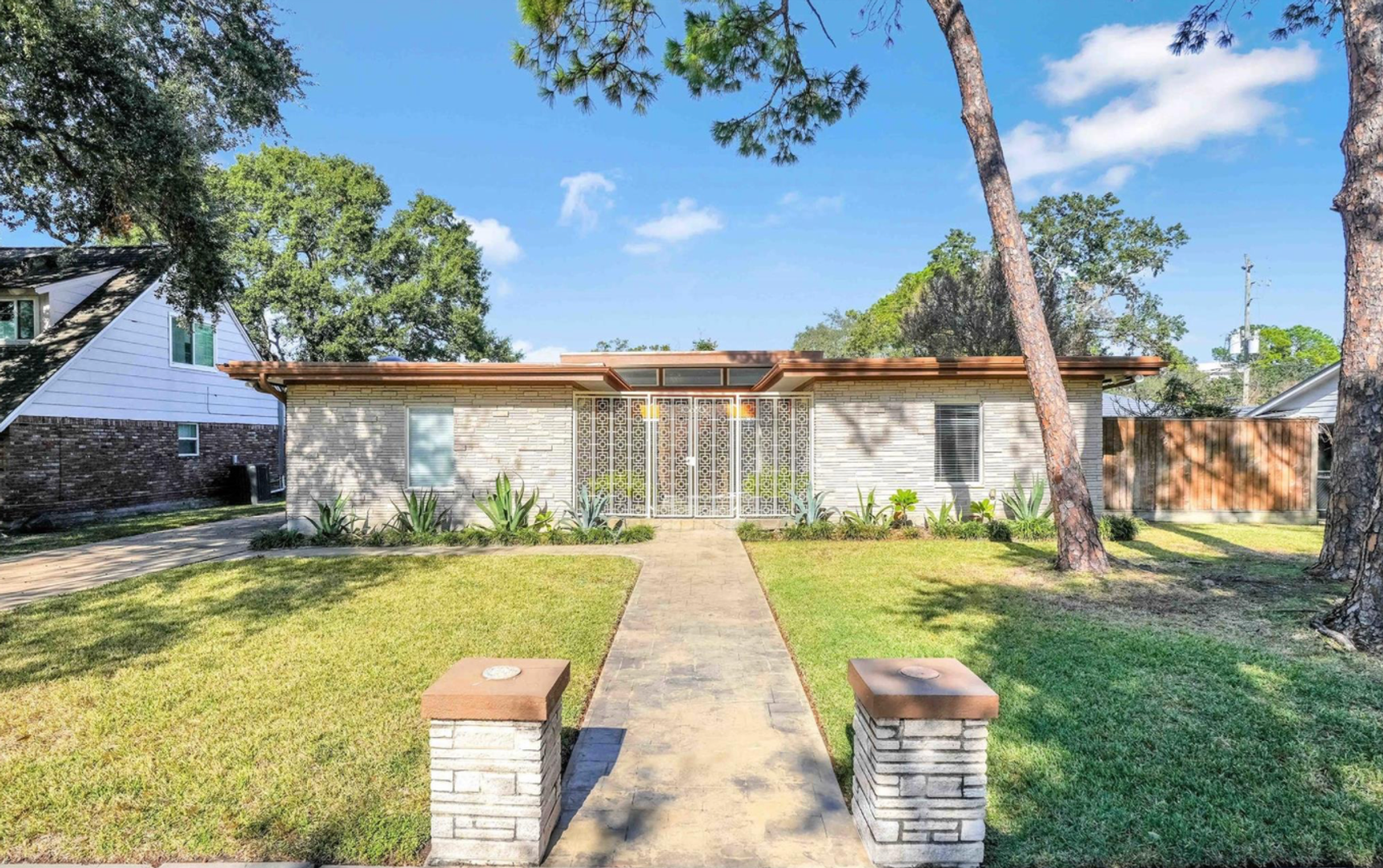 Houston House: 10630 Olympia Dr