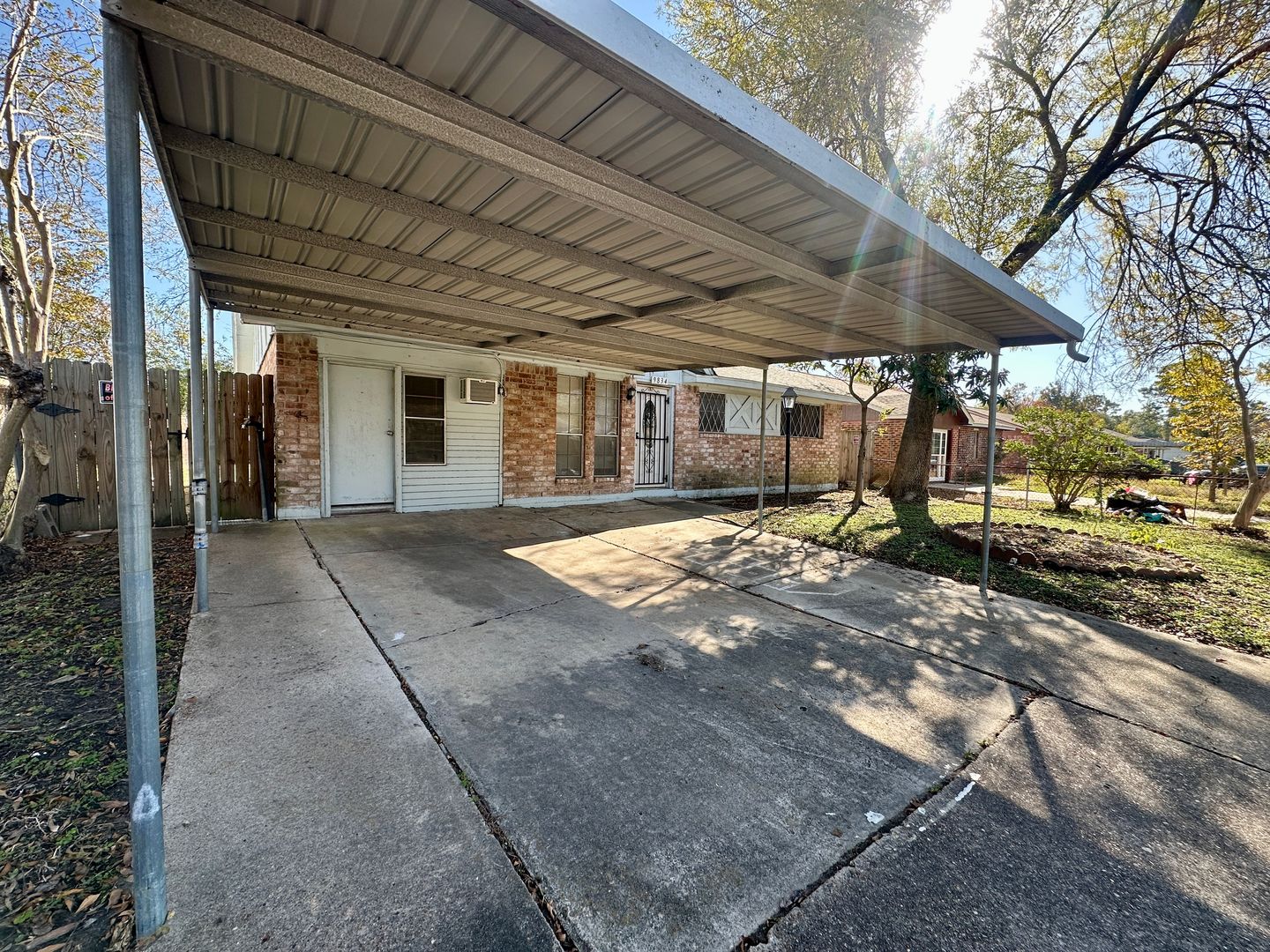 Houston House: 9834 Denning Dr