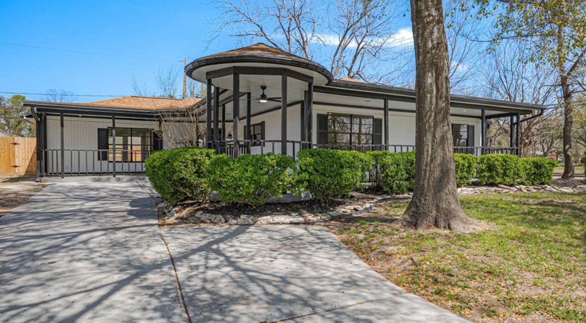 Houston House: 5502 Hewitt Dr