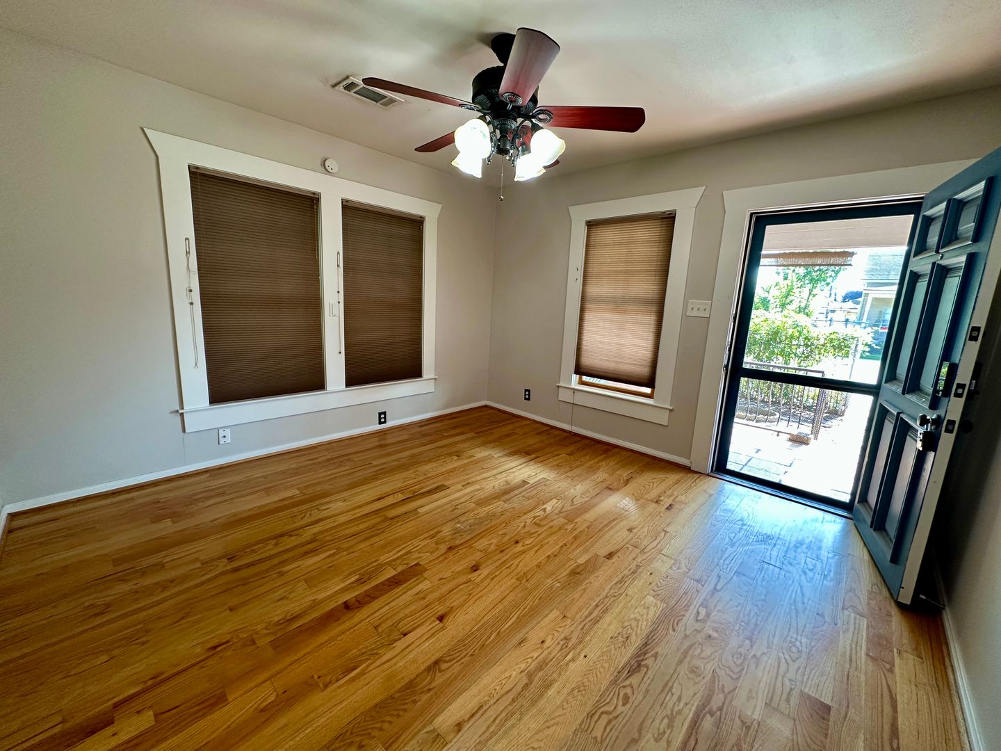 Houston House: 405 James St Unit 2