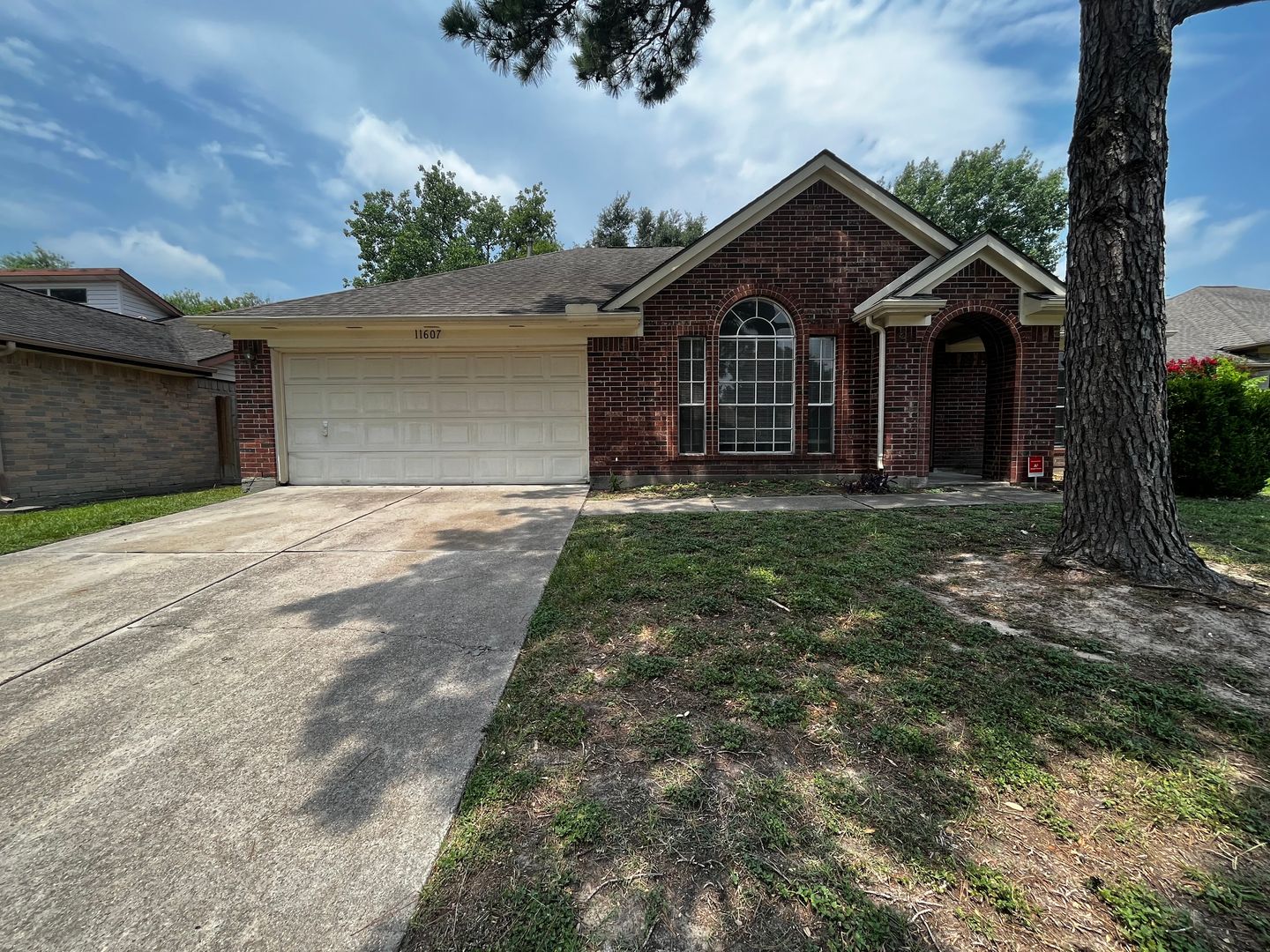 Houston House: 11607 Lennington Dr