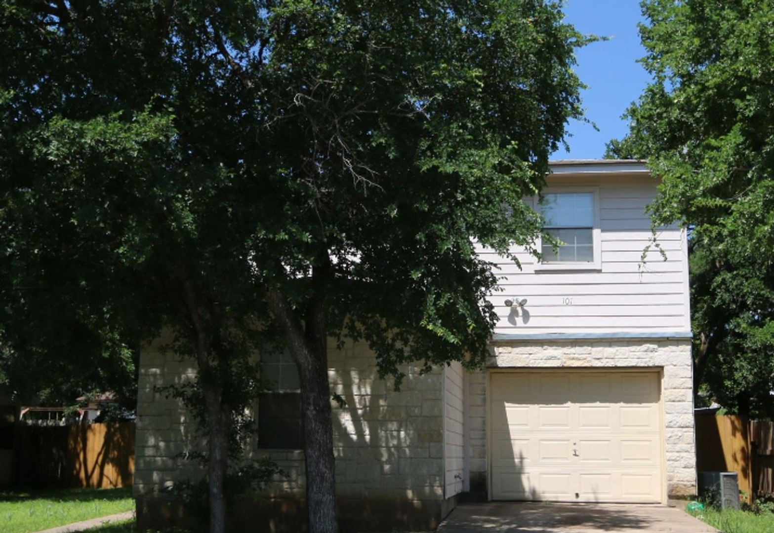 Cedar Creek House: 101 South Mockingbird