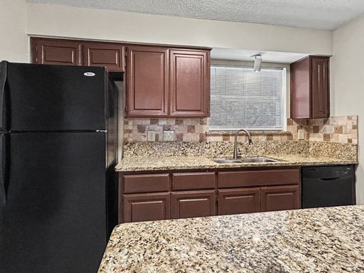 Charming 2BR Condo with Vaulted Ceilings, Fireplace & Pool Access – photo 1