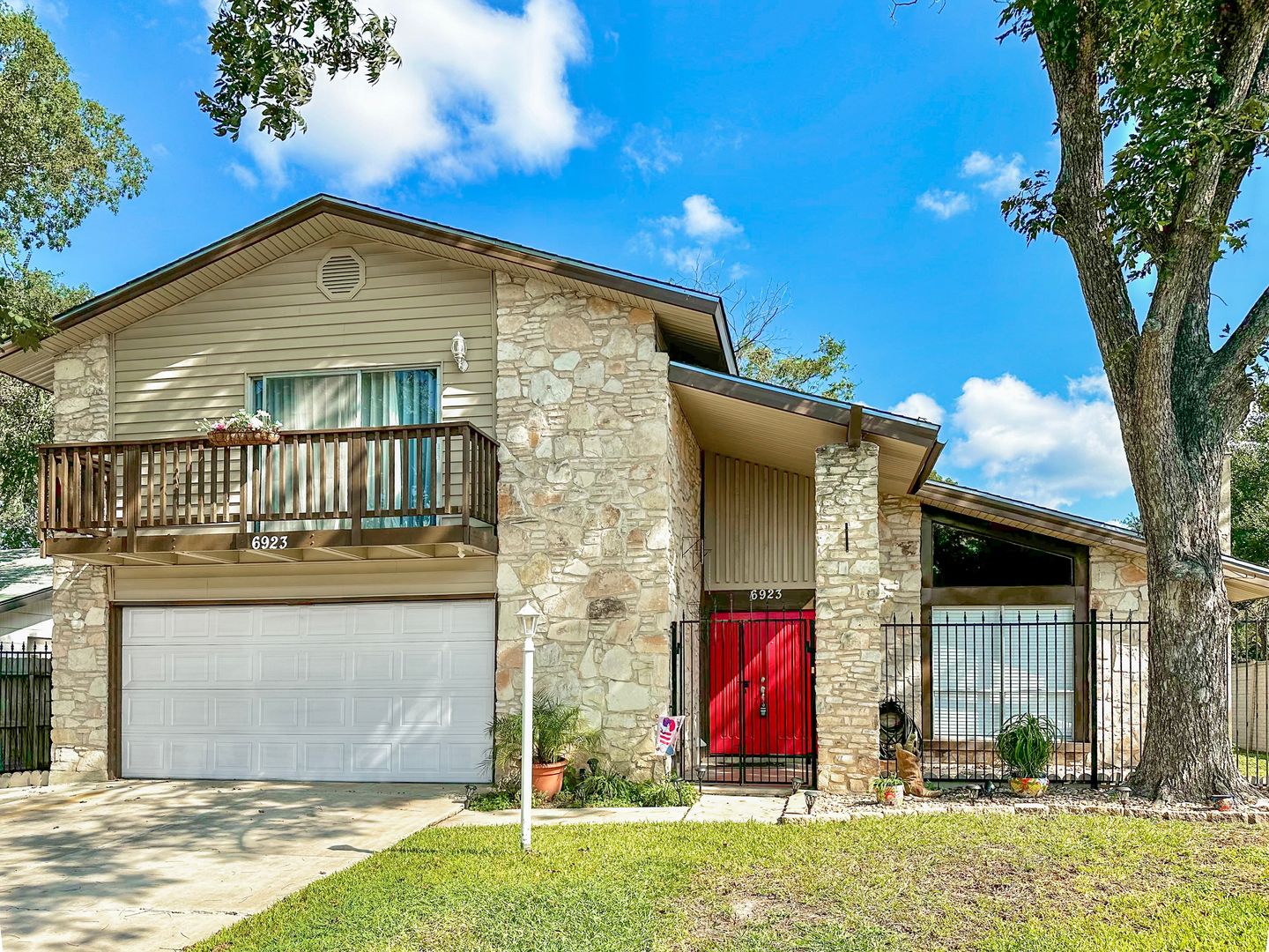 San Antonio House: 6923 Glen Fair