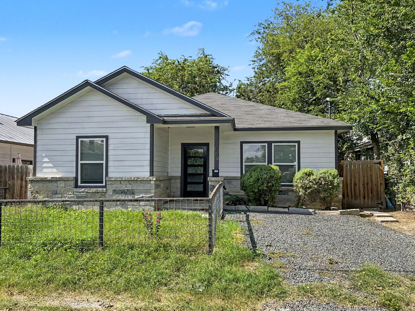 San Antonio House: 109 Sample St
