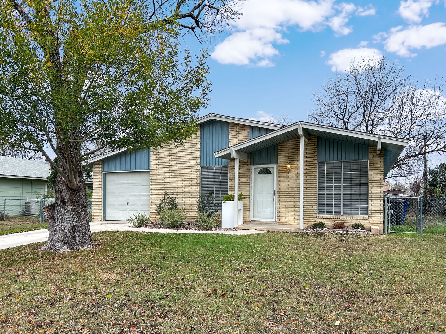 San Antonio House: 9018 Chaminade Dr