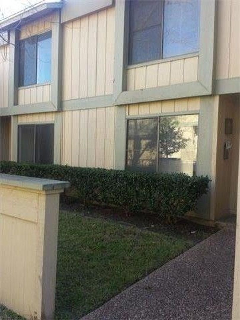 Austin Townhome: 9510 Quail Village Lane