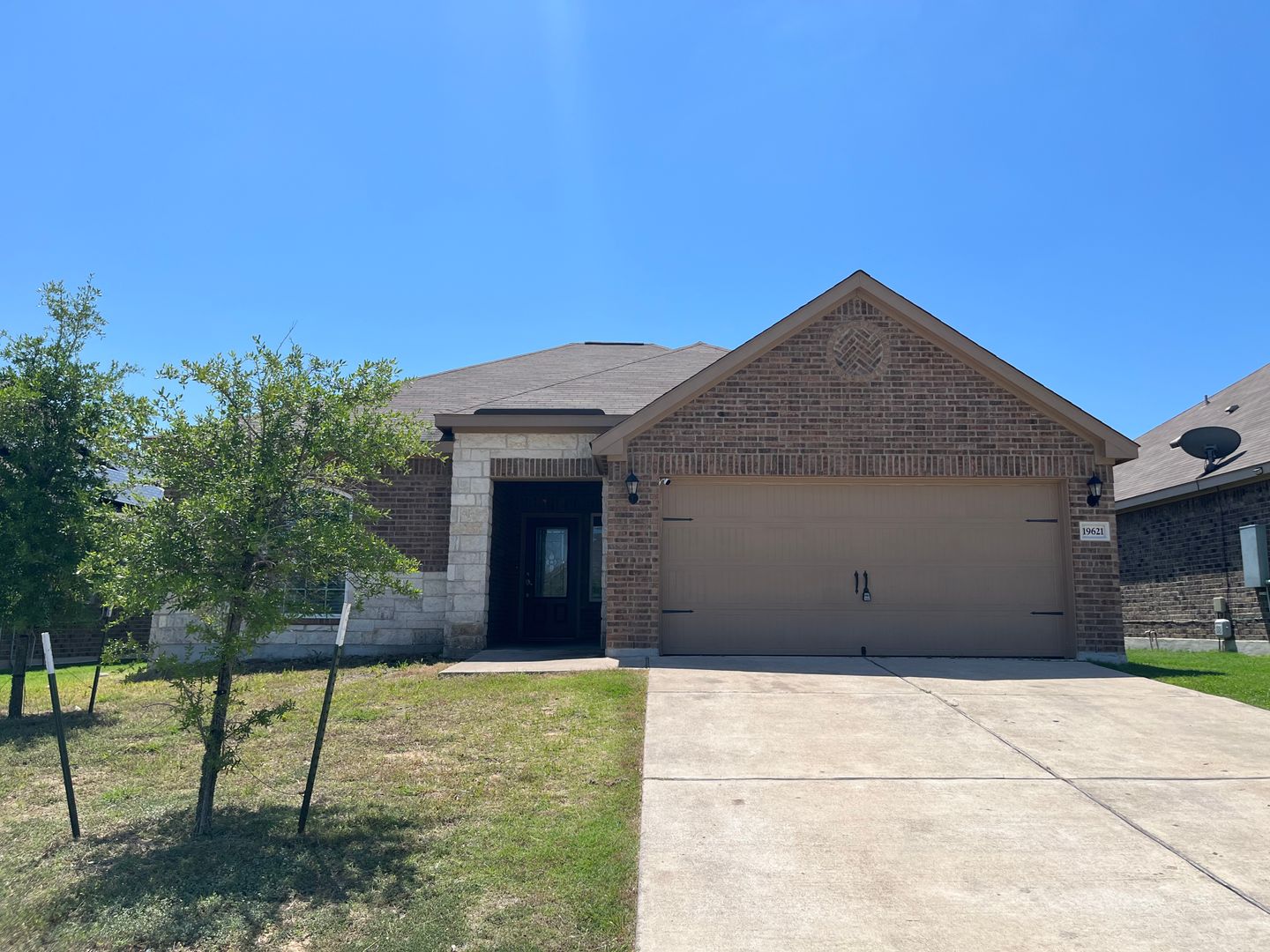 Manor House: 19621 James Manor Street