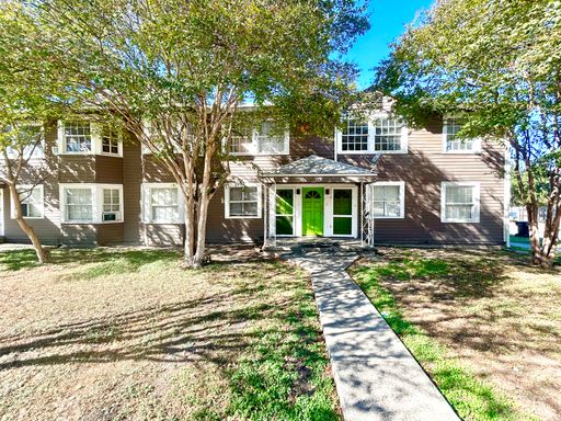 *MOVE IN SPECIAL* DOWNSTAIRS 1 Bedroom With Prime Location + Hardwood Floors + On-Site Laundry! – photo 1
