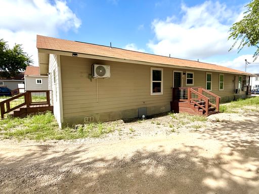 Charming 2 Bedroom/ 1 Bath Unit in Great Location! – photo 1