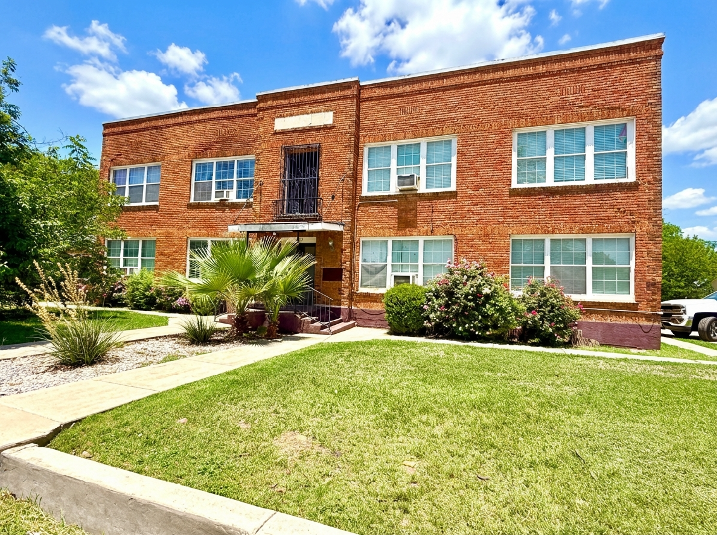 San Antonio Apartment: 1409 West Woodlawn Avenue