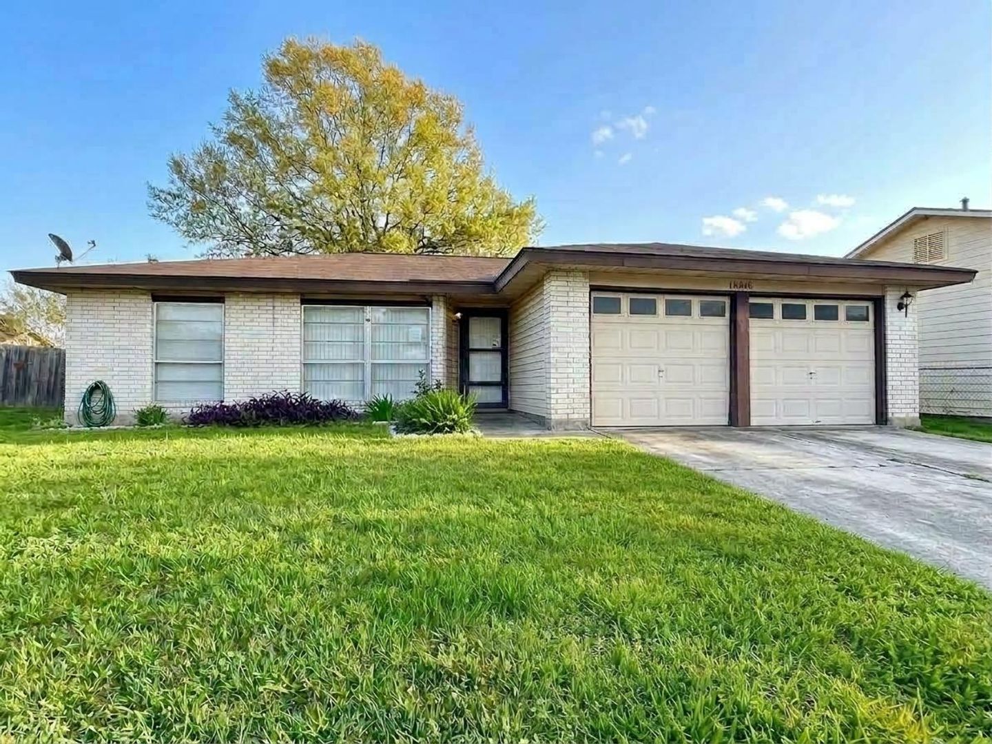 San Antonio House: 10610 Green Vista Street