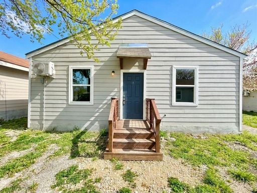 Recently Remodeled 2-Bedroom Apartment with Open Kitchen – Move-In Ready! – photo 1