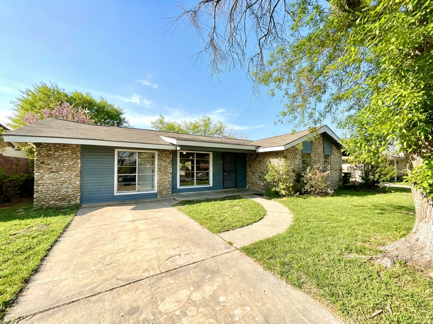 San Antonio House: 319 Mahota Dr