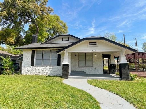 MOVE-IN SPECIAL!! AVAILABLE NOW! 3 Bedroom / 1.5 Bath Home Near Brooks City Base! – photo 1
