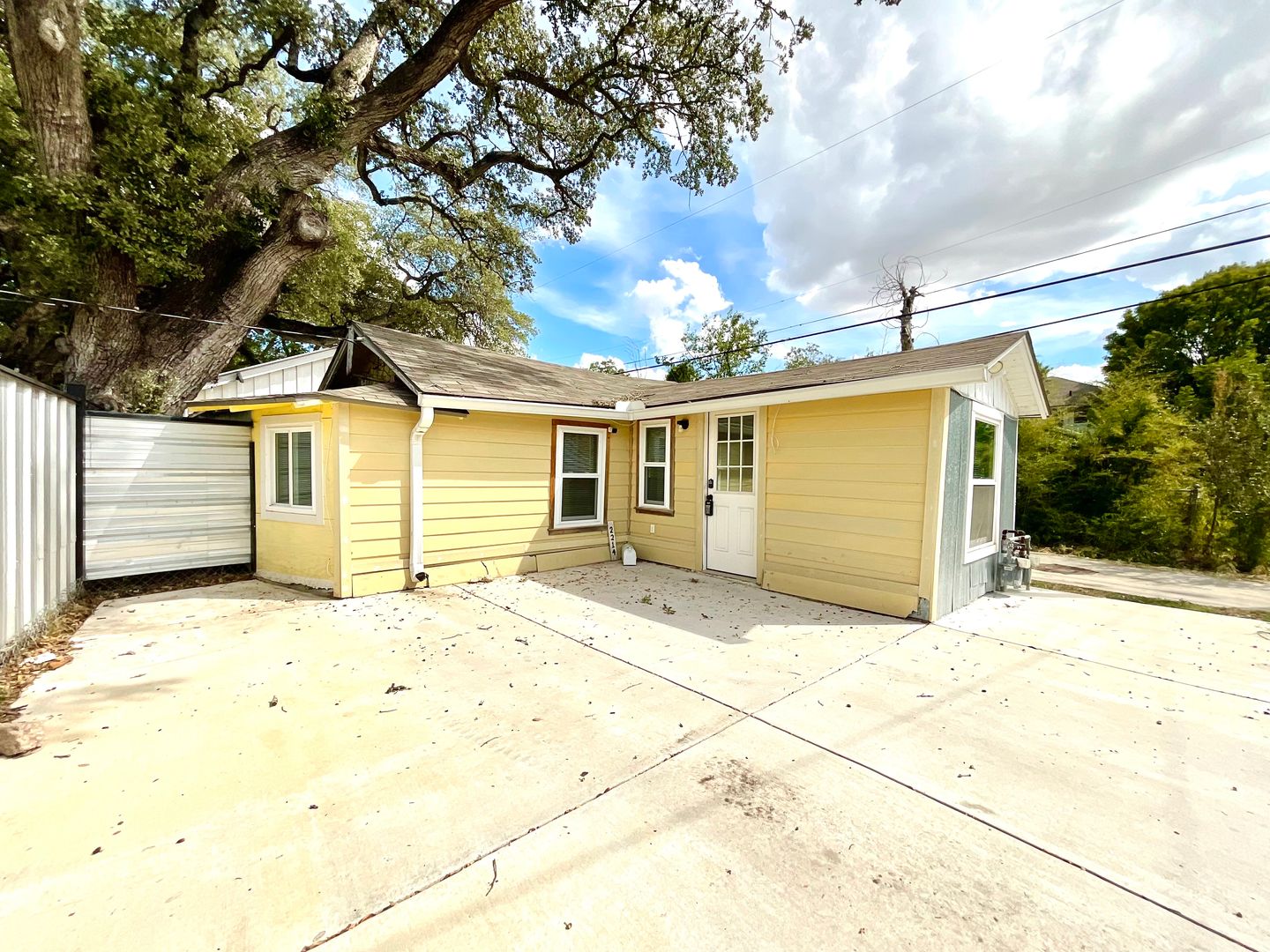 San Antonio House: 1000 Kayton Avenue