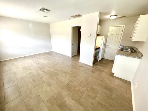 ALL BILLS PAID! 1-Bedroom Near Downtown | $750 | Central A/C + Granite Counters! – photo 1