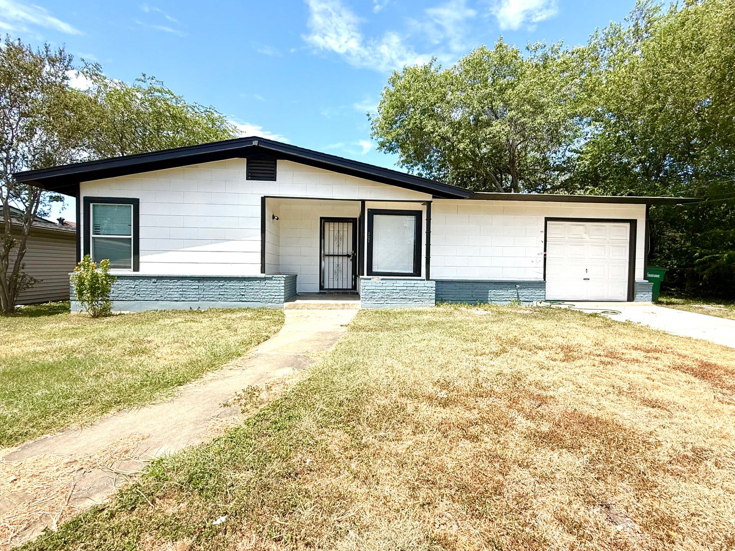 San Antonio House: 307 Hartline Dr