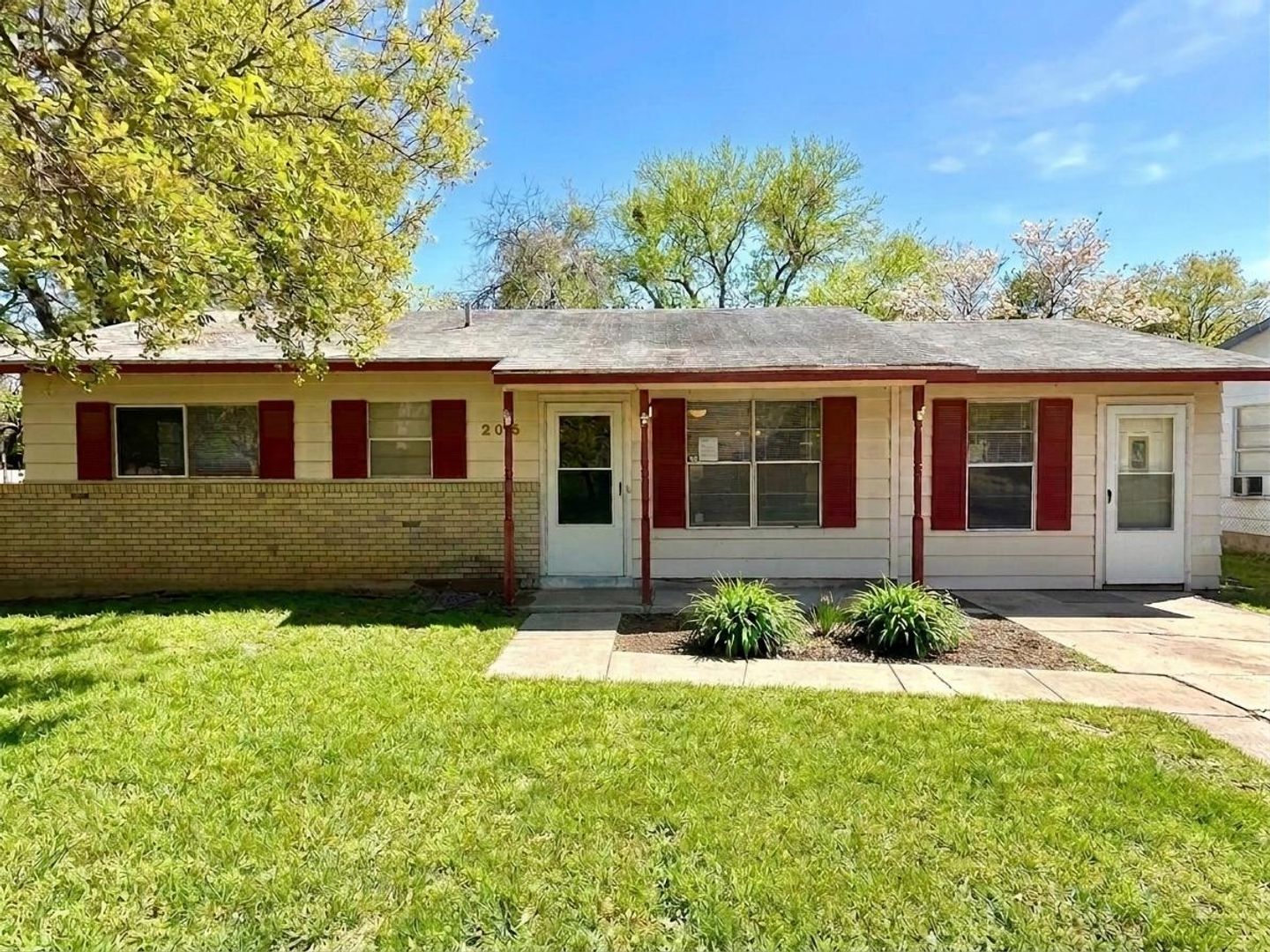 Universal City House: 206 Northview Dr.