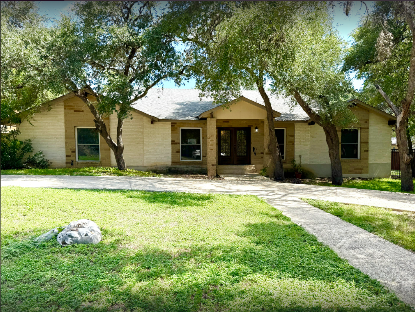 San Antonio House: 219 Rua De Matta Street