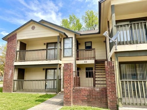 Upstairs 2BR Apartment – Fireplace, Patio & Reserved Parking! – photo 1