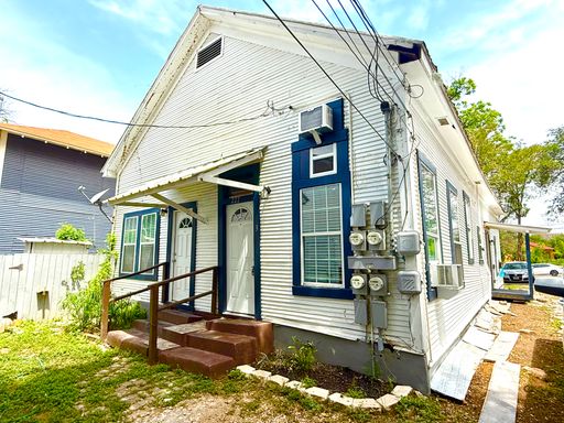 *COMING SOON* Hidden Gem in the Heart of San Antonio – Unique 2-Story Apartment Near Downtown! – photo 1
