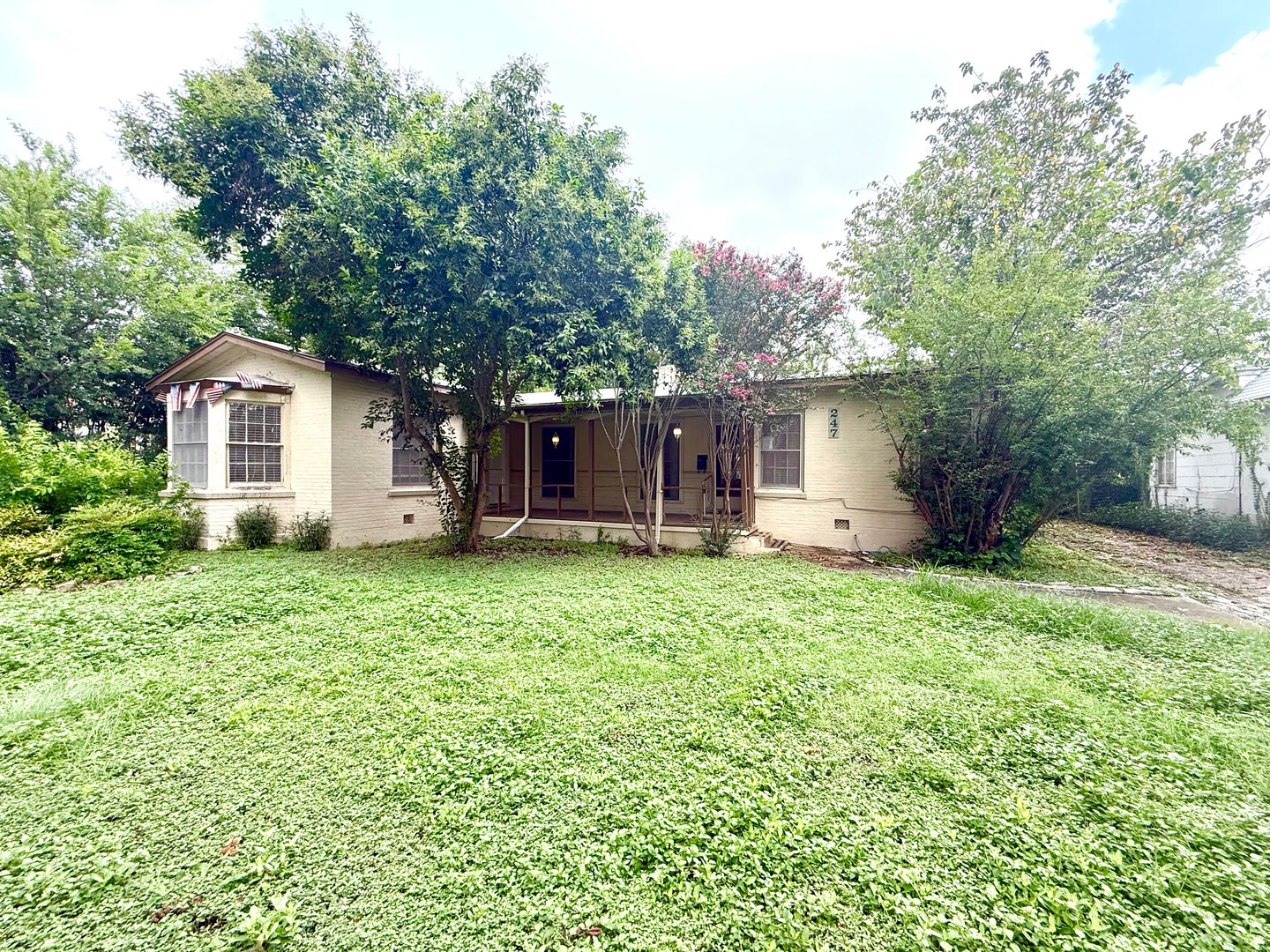 San Antonio House: 247 Club Dr.